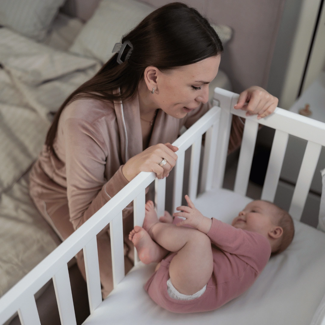 Dětská přístavná mini postýlka Lizzi Gekko Kids 90x45. S matrací a sadou ložního prádla